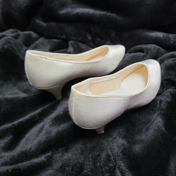 DYEABLES by EMERALD CITY ♡ Gorgeous Vintage CHERISH WHITE SATIN Heels 5 - Picture 8 of 16